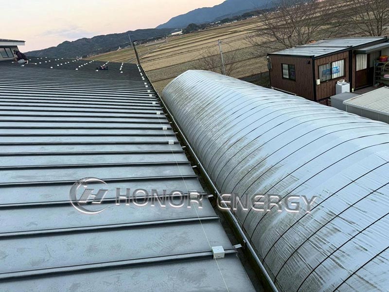 Metalowe zaciski dachowe na rąbek stojący są zainstalowane i gotowe