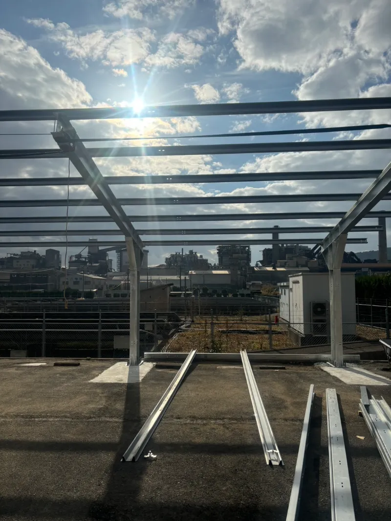Wiata solarna z pojedynczą kolumną